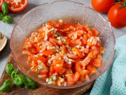 Frischer Tomatensalat mit Zwiebeln und Kräutern, perfekt für ein leichtes Tomatensalat Rezept.