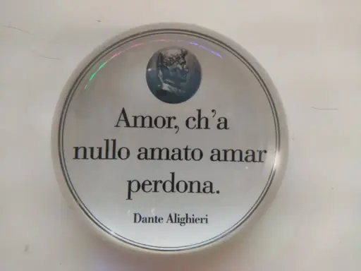 Medaglione con ritratto di Dante e la celebre frase "Amor, ch'a nullo amato amar perdona", che esprime il significato dell'amore reciproco.