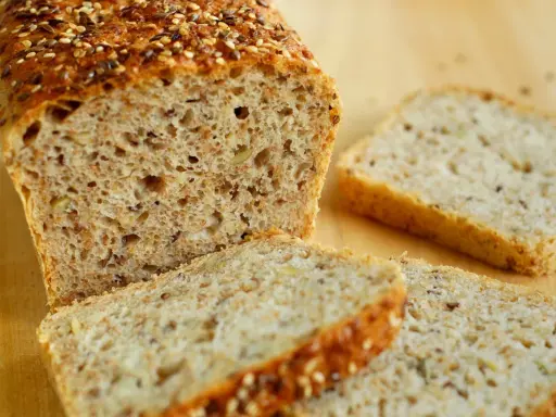 Domowy chleb pieczony w piekarniku z ziarnami, idealny na śniadanie.