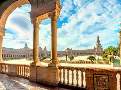 Prachtvoller Blick auf die Plaza de España in Sevilla, inspiriert von der Architektur von Jerez de la Frontera.