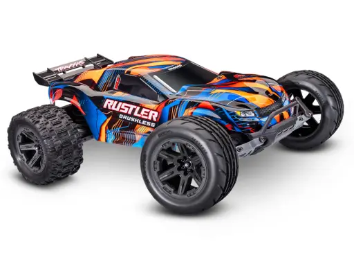 Ein bunter Traxxas Rustler stadium truck mit schwarzem Heckspoiler und großen Reifen, bereit für jedes Abenteuer.