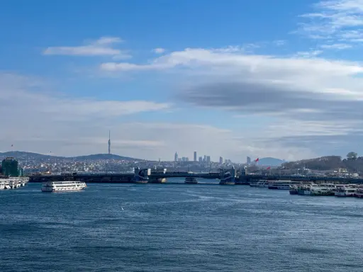 Blick über das Wasser auf die Skyline von Istanbul mit dem Galataturm und der Galatabrücke. Hier finden Sie einige Istanbul Geheimtipps.