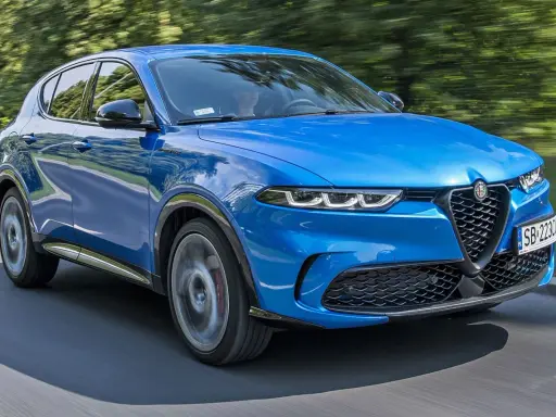 Niebieskie Alfa Romeo Tonale w ruchu. Sprawdź aktualną alfa romeo tonale cena i wybierz swój wymarzony SUV.