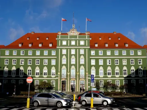 Gdzie mieszka prezydent Szczecina? Oficjalna siedziba i kontakt
