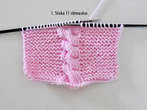 Rosa stickat tyg med flätmönster, perfekt för att sticka en disktrasa i land.