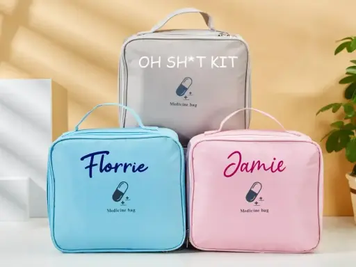 Trzy kosmetyczki: szara z napisem "OH SH*T KIT", niebieska "Florrie" i różowa "Jamie". Idealne, by wiedzieć, co zabrać na wesele, gdyby coś poszło nie tak.