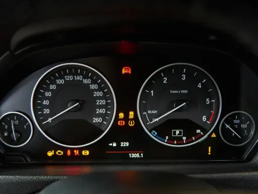Cruscotto auto con tachimetro, contagiri e spie accese, tra cui il simbolo pressione gomme.