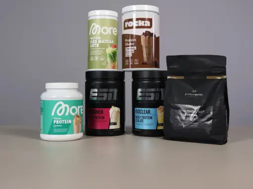 Verschiedene Proteinshakes, darunter ein "Whey Protein" von ESN und ein "Whey Protein 360° Extreme" von Protein Works.