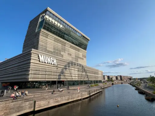 Nowoczesne muzeum narodowe Oslo, Munch, lśni w słońcu nad wodą.