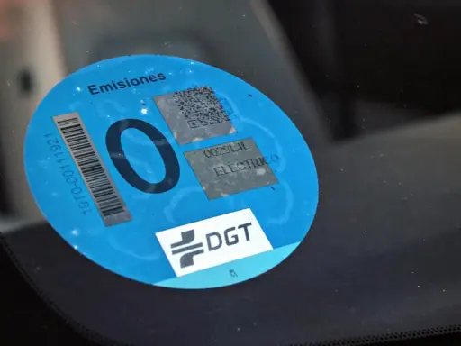 Etiqueta eco DGT en parabrisas. Vehículo eléctrico, listo para circular por la zona azul de Barcelona.