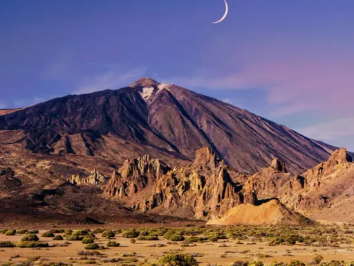 Majestatyczny Teide, którego **wysokość** zapiera dech, góruje nad księżycowym krajobrazem Tenery.