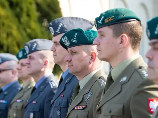 Żołnierze w zielonych i szarych beretach, prezentujący różne kolory mundurów wojska polskiego.
