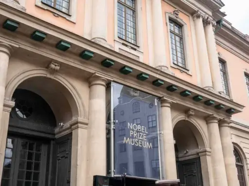 Fasad med pelare och valv leder till Nobel Prize Museum.