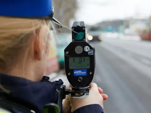 Odległość pomiaru prędkości przez policję: Mity vs. fakty