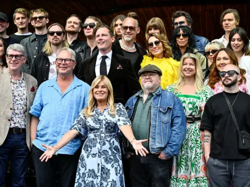 Gruppbild med allsång på Skansen artister. Många glada ansikten i olika åldrar och stilar, redo för en sommarkväll.