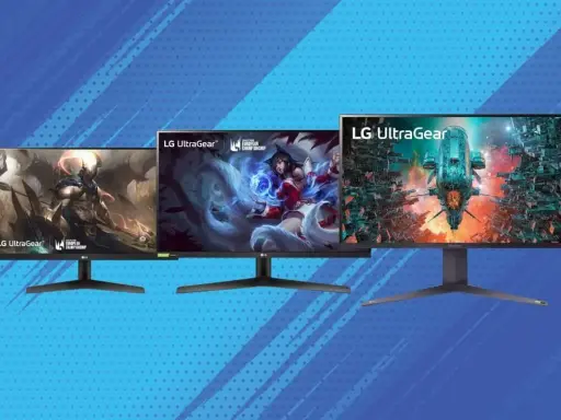 Trois moniteurs LG UltraGear affichent des scènes de jeux vidéo épiques, parfaits pour une expérience immersive en 24 ou 27 pouces pour jouer.