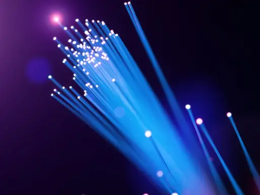 Leuchtende Glasfaserkabel in Blau und Lila. Die Frage "wie viel mbits sind gut wlan" wird durch die Darstellung von Highspeed-Datenübertragung visuell beantwortet.