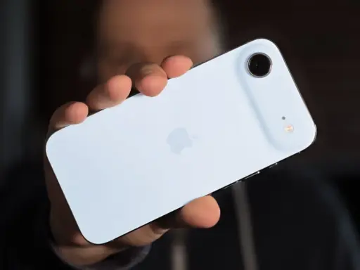 Jasny tył telefonu, prawdopodobnie iPhone 17 Air, z widocznym logo Apple i modułem aparatu.