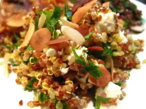 Salade de quinoa colorée avec des amandes effilées et du fromage feta. Une idée pour la meilleure recette salade quinoa.