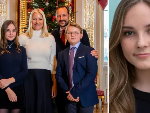 Mette Marit med familjen vid julgranen. Hennes barn, prinsessan Ingrid Alexandra och prins Sverre Magnus, ser glada ut.