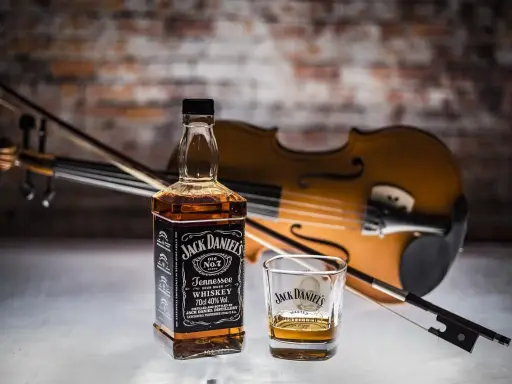 Zacier na whisky Jack Daniel's i skrzypce. Idealne połączenie dla koneserów.