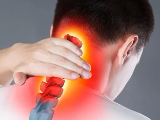 Mann hält sich den Nacken, rote Hitze zeigt Schmerzen im Hinterkopf. Mögliche Ursache: Kopfschmerzen, Tumor.