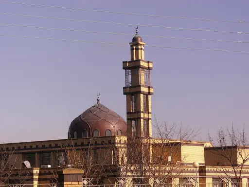 Moschee mit Kuppel und Minarett, ein Ort der Ruhe, wie sure 2 vers 216 lehrt.
