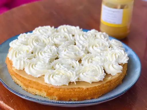 En saftig tårta med fluffig grädde och en härlig citronfyllning. Perfekt att baka med citron till fikat.