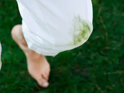 Białe spodnie z zielonymi plamami od trawy. Zastanawiasz się, czym usunąć plamy z trawy?