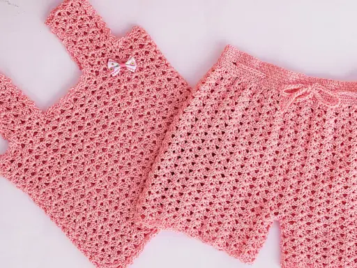 Conjunto de top y pantalón corto de crochet rosa para niña. El pantalón corto tiene un cordón para ajustar.