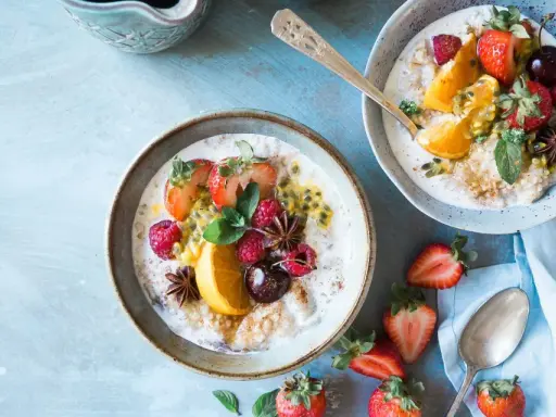 Zwei Schalen Haferbrei mit frischen Beeren, Orange und Passionsfrucht. Sanfte Kolitis ulcerosa Rezepte, die gut tun.