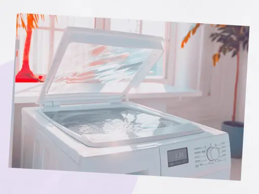 Machine à laver avec le couvercle ouvert, remplie d'eau. Un problème d'arrivée d'eau est visible.