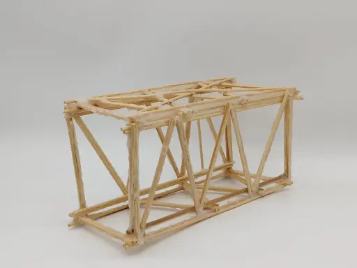 Maqueta de puentes de palos con estructura triangular, unida con pegamento blanco.