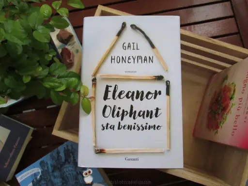Copertina del libro "Eleanor Oliphant sta benissimo" di Gail Honeyman, con fiammiferi disposti a formare una casa.