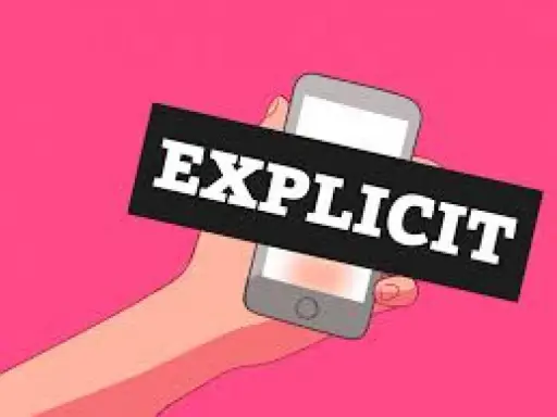 Mano che tiene uno smartphone con la scritta "EXPLICIT". Immagine che allude a esempi di sexting.