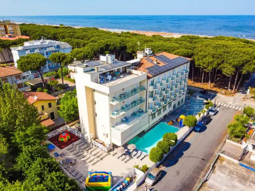 Hotel Primula Azzurra, con piscina, area giochi e vista mare, immerso nel verde di una pineta.