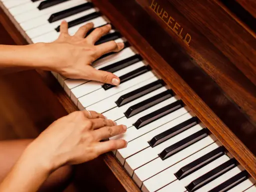 Sekret fortepianu: Dlaczego to instrument strunowy uderzany?