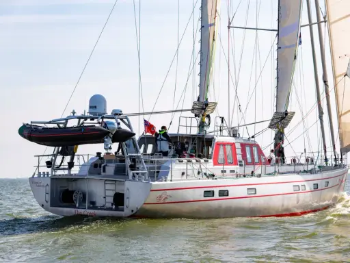 Segelboot "The Creek" mit Beiboot und Besatzung auf dem Wasser. Ein pelagic 77-Abenteuer beginnt.