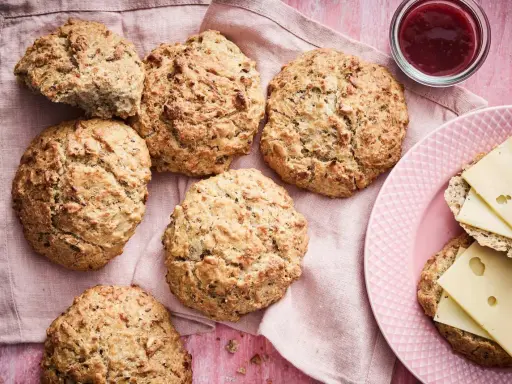 Här är ett enkelt frallor recept: nybakade, gyllene frallor med frön, redo att avnjutas med ost och sylt.