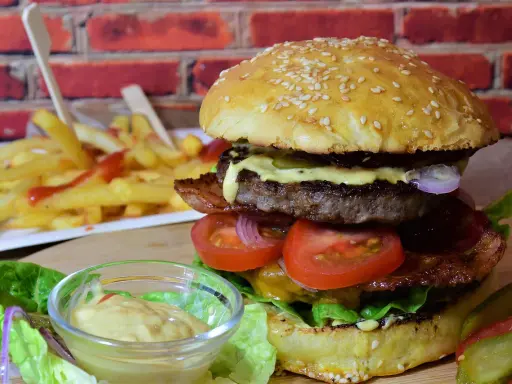 Soczyste mięso na burgery, świeże warzywa i chrupiące frytki tworzą idealny zestaw.
