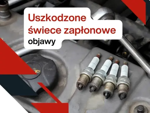 Cztery zużyte świece zapłonowe leżą na silniku. Widać ich różne kolory, świadczące o problemach.