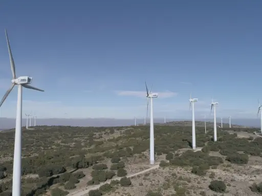Windpark in Griechenland: Viele Windräder auf einem Hügel, die saubere Energie für Griechenland erzeugen.