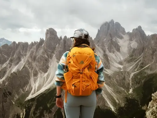 Widok na majestatyczne Cadini di Misurina z plecakiem na plecach.