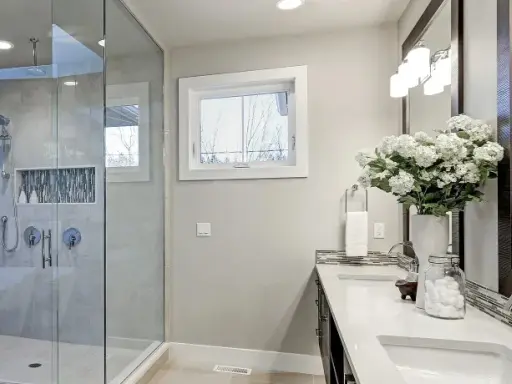 Modernes Badezimmer mit freistehender Wanne und Glasdusche. Die Dusche zu sanieren war eine gute Idee, um diesen Raum aufzuwerten.