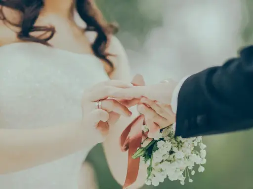 Novia pone anillo a novio, un momento íntimo que inspira votos matrimoniales ejemplos.