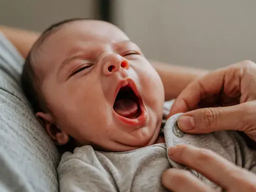 Bebé bostezando, quizás uno de esos despertares nocturnos de un bebé de 1 año.