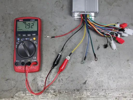 Multimetr pokazuje 7.92 kΩ, co jest częścią procesu, jak sprawdzić sterownik roweru elektrycznego.
