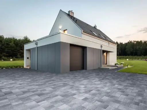 Nowoczesne projekty kostki brukowej wokół domu tworzą elegancką nawierzchnię podjazdu i tarasu, podkreślając architekturę.