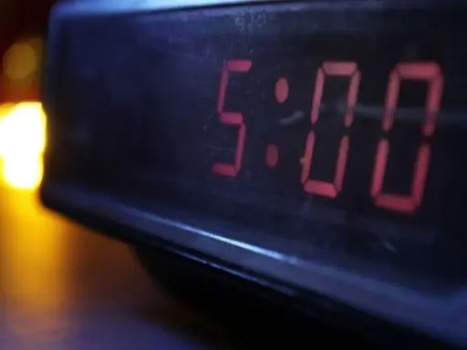 Budzik pokazuje 5:00. Czas na dołączenie do klubu 5 rano i rozpoczęcie dnia z energią.