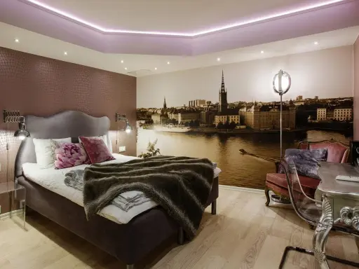 Ett mysigt rum med en stor säng och en fototapet av Stockholm. Perfekt för ditt vandrarhem i Sigtuna.